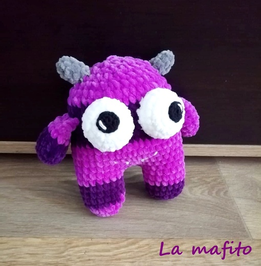 Monster ve fialové