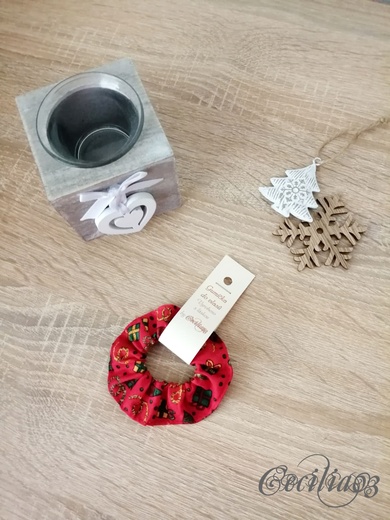 Vánoční gumička červená s dárečky