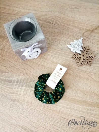 Vánoční gumička zelená s hvězdičkami
